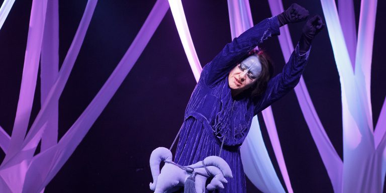 Jelenet a Négyszögletű kerekerdő című előadásból