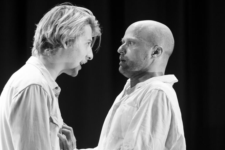 Jelenet az Öröm és boldogság című előadásból