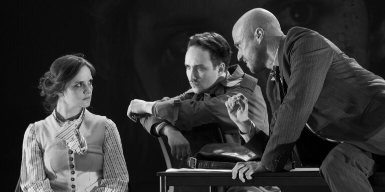 Jelenet a Katharina Blum elvesztett tisztessége című előadásból