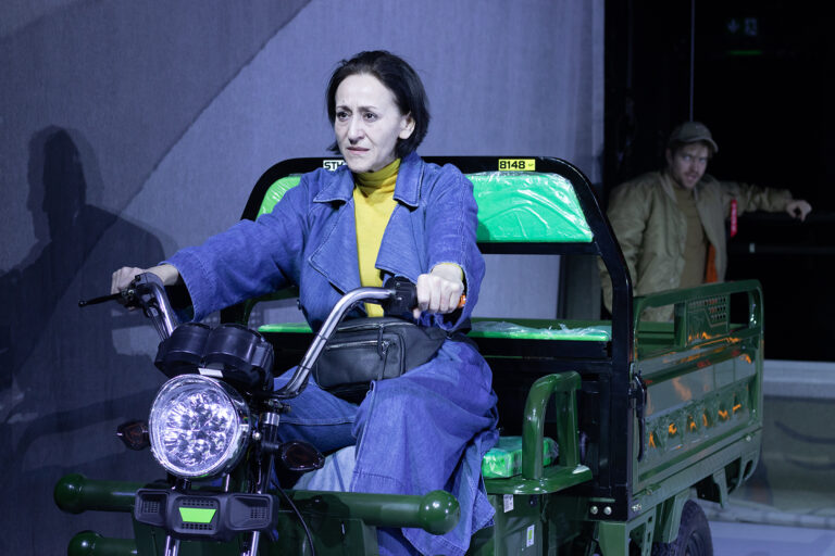 Jelenet a Kurázsi és gyerekei című előadásból