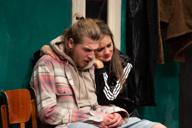 Jelenet Az eprésző kislány című előadásból