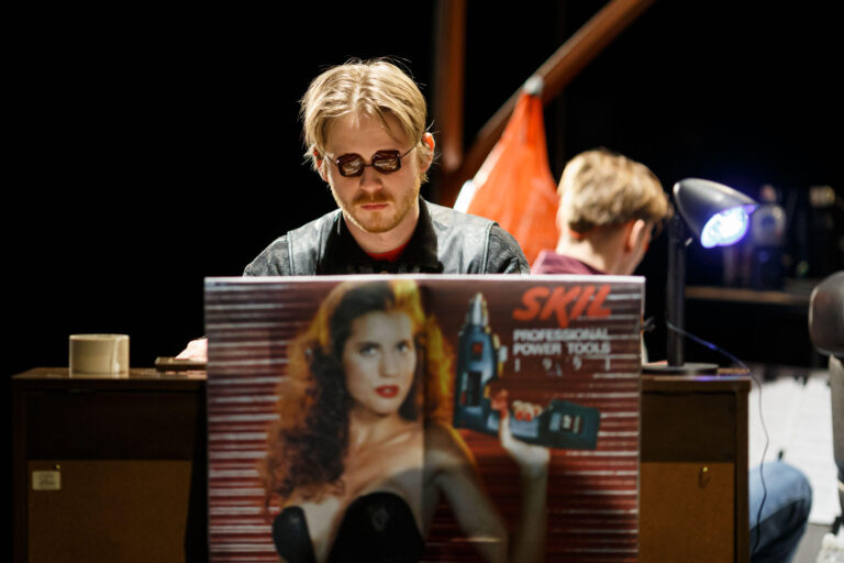 Jelenet a tallinni Vaba Lava Színház Két garázs című előadásából