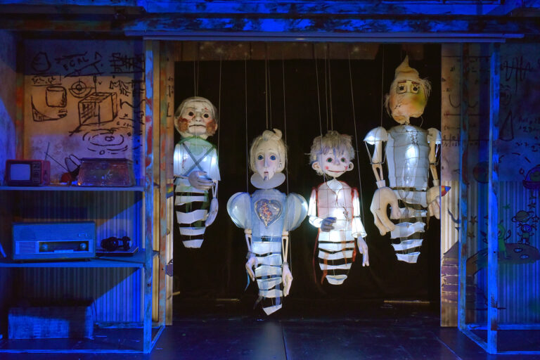 Jelenet a Harlekin Bábszínház A padlás című előadásából